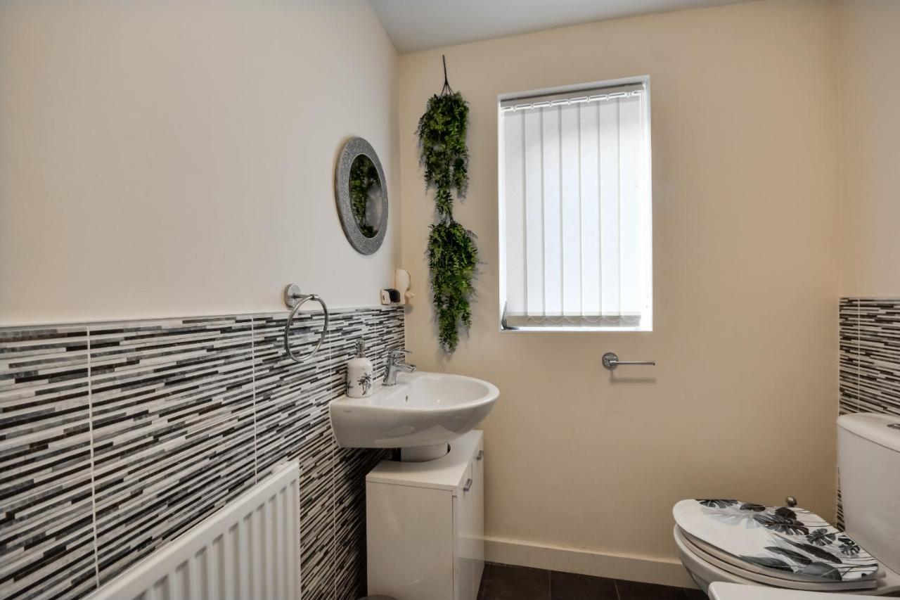 Three Bedroom House In Runcorn By The Lake With Parking By Neofinixdotcom المظهر الخارجي الصورة